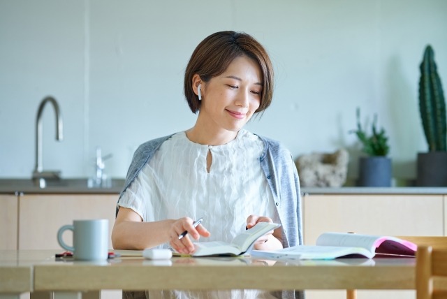お花の資格を検討する女性のイメージ画像