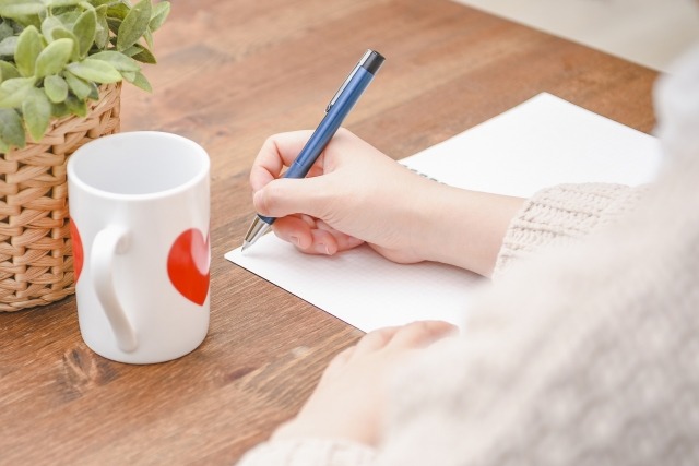 ノートにメモを取る画像