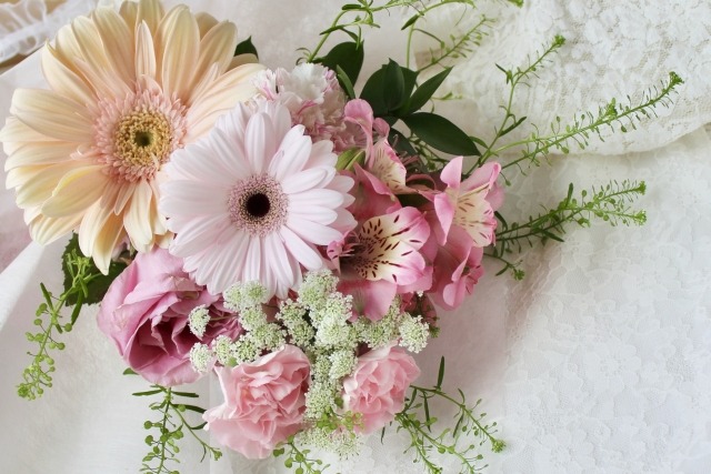 ピンクや黄色のお花の画像