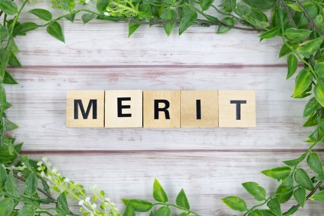 草花とMERITの文字が並んだ画像