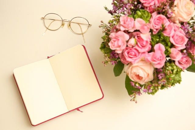 お花とノートの画像