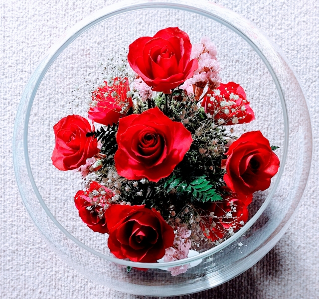 ガラスドームに入ったプリザーブドフラワーの画像