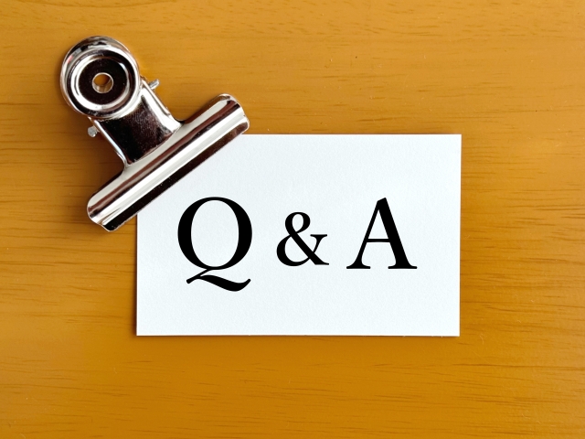 Q&Aと書かれた紙がクリップで止められている画像