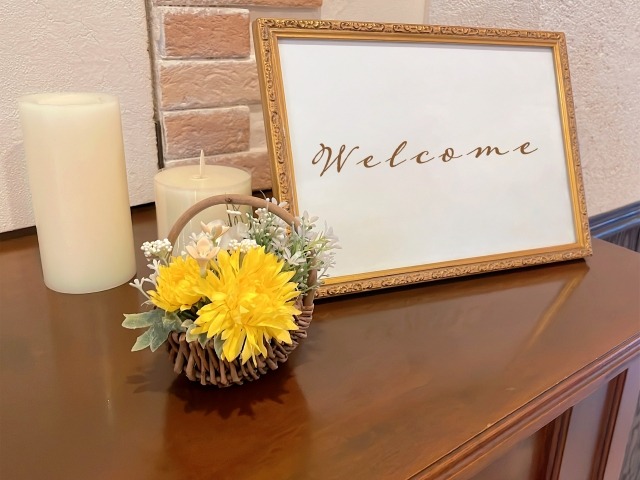 玄関に飾られたフラワーアレンジメントの画像