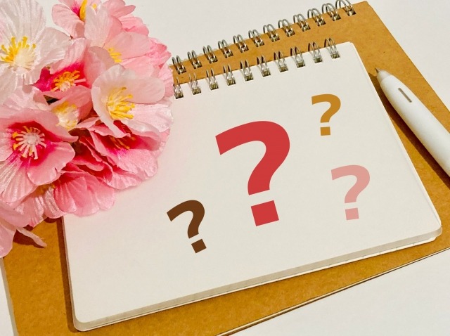 フラワーアレンジメントに関する質問をイメージしたクエスチョンマークの画像