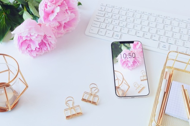 スマホとお花の画像