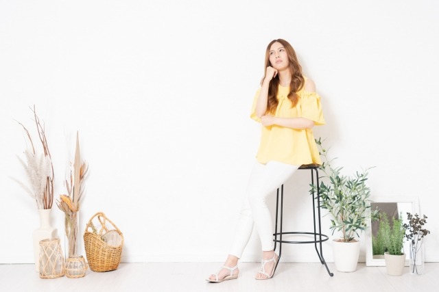 フラワーアレンジメント教室について悩んでいる女性の画像