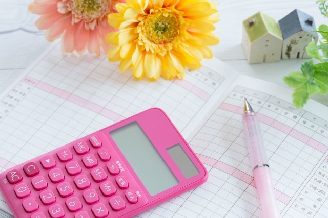 教室の費用を想起させる電卓とお花の画像