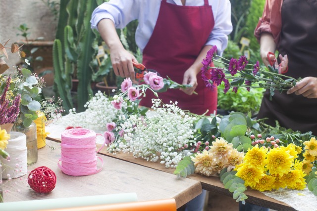 フラワーアレンジメント教室のレッスン風景の画像
