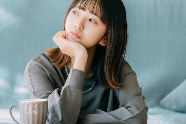 初めてのお花のレッスンに不安を感じる女性