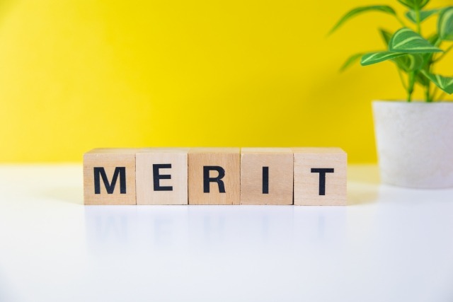 メリットの文字が記載された画像