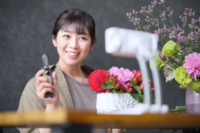 オンラインでフラワーアレンジメントレッスンを受ける女性