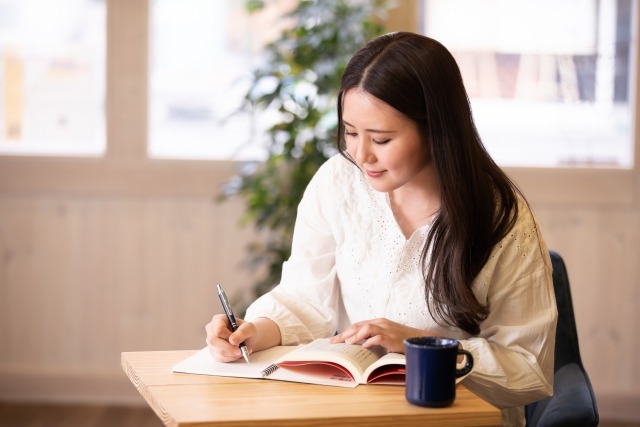 お花の資格の勉強をする女性