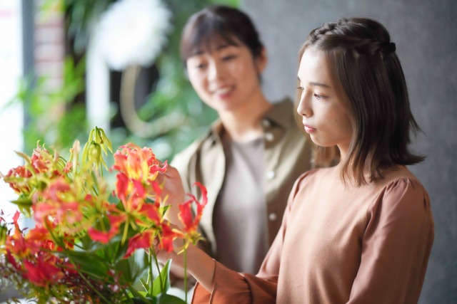 フラワーアレンジメントのレッスンを受ける女性
