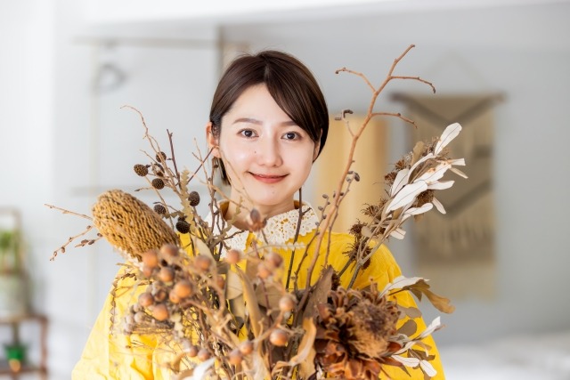 お花を持つ女性