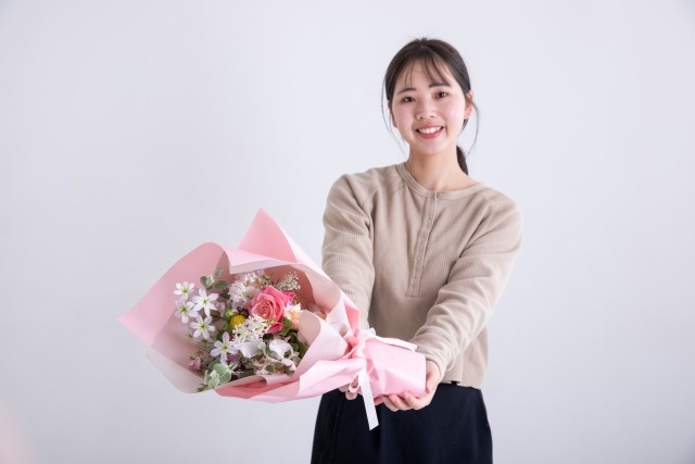 母の日にお花を贈る女性
