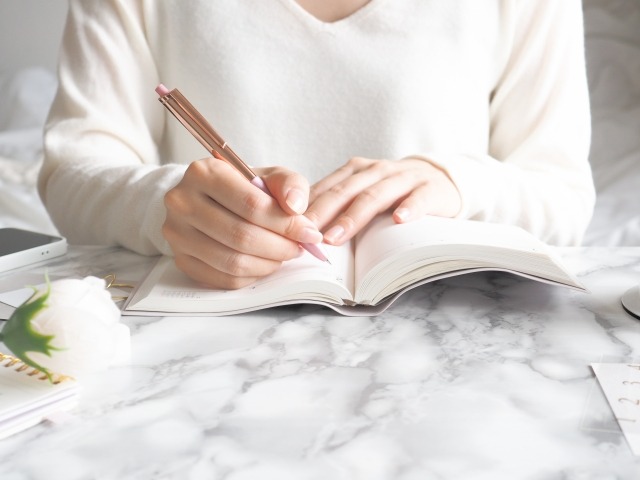 勉強をする女性