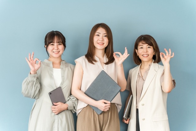 OKマークを出す女性