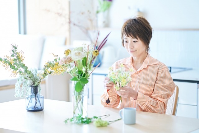 自宅でフラワーアレンジメントをする女性