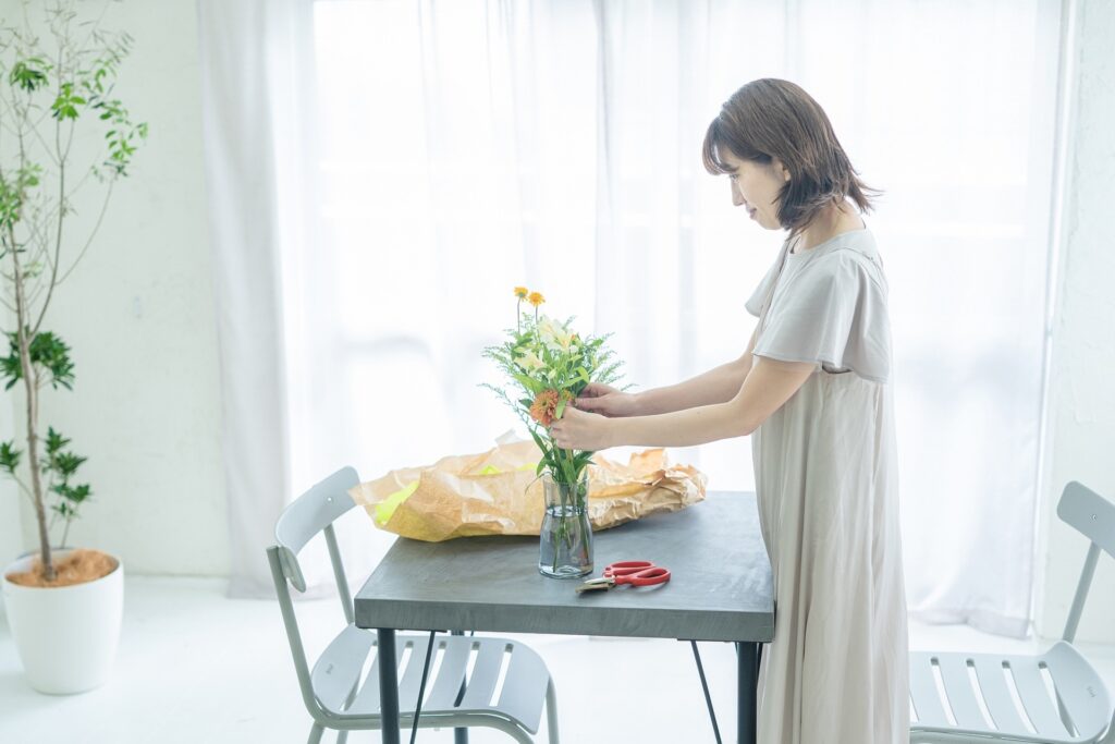 自宅でお花を趣味で楽しむ女性